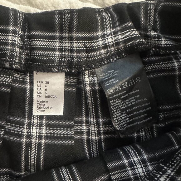 H&M Black and Gray/White Pleated Skater Mini Skirt - Picture 2 of 2